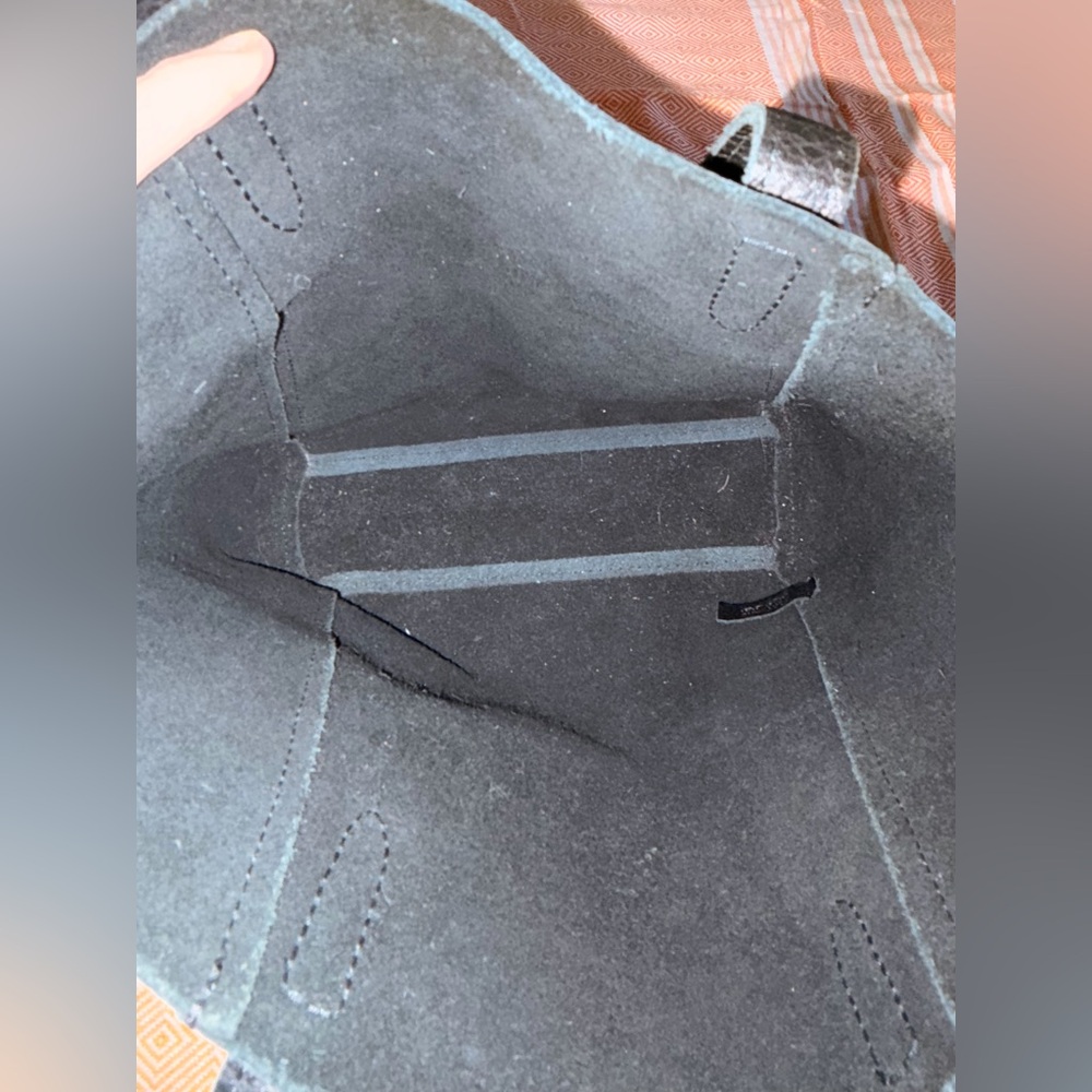 Elegant Black Leather Tote Bag - Picture 9 of 9